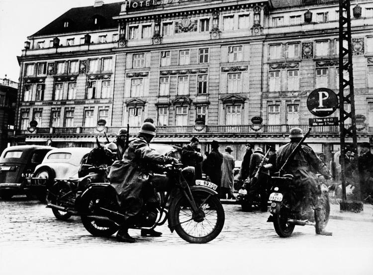Besat. Tyske soldater tager Hotel d'Angleterre i besiddelse til brug for den øverstkommanderende i Danmark. 