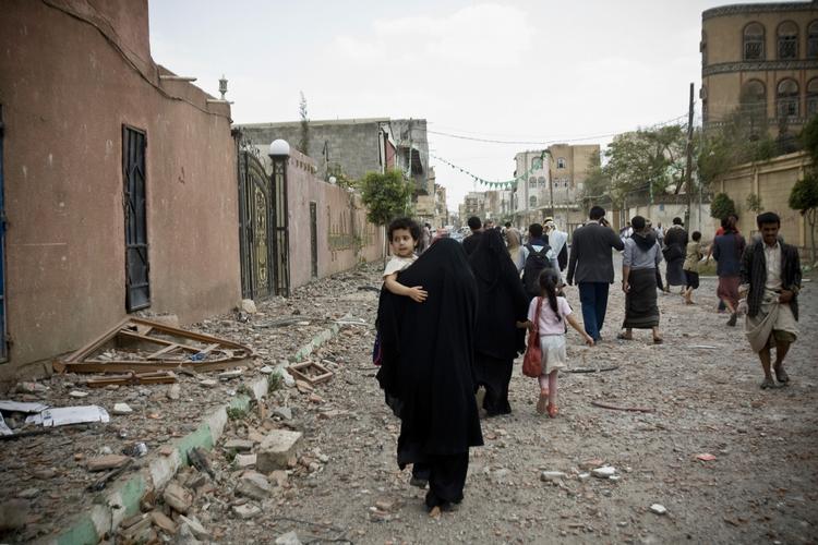 Kaos. Befolkningen er på flugt i Sanaa, hvor Saudi-Arabien har bombet den milits, der har fortrængt præsidenten. 