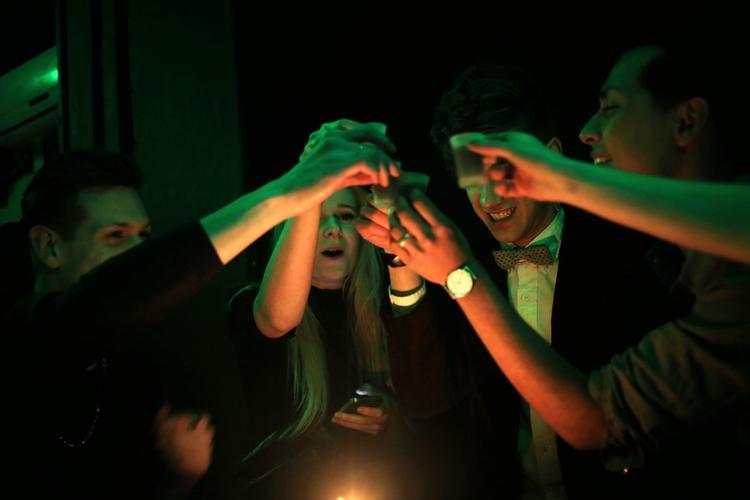Skål. Festen arrangeres i et samarbejde mellem Ibyen, Royal, Natbar og Bremen. 