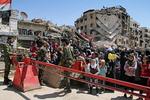 Spærret. Syriske kontrolposter standser de få tilbageværende palæstinensere i flygtningelejren Yarmouk i Damaskus. De er nu på flugt fra IS' fremmarch i bydelen. 