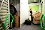 PITSTOP. Maria Hansen (th.) har brug for at opmagasinere sine ejendele, mens hun venter på, at et boligkøb går i orden. En ven, Jonas Andersen, hjælper her med at bakse de tunge ting på plads i Pelican Self Storage Kastellet, København, som er et af de mange lagerhoteller, der de seneste år er skudt op i landets større byer. 