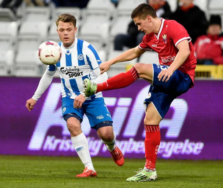 NOK. Emil Larsen (til venstre) blev så træt af publikums tilråb gennem lang tid, at han efter tirsdagens kamp mod FC Vestsjællandsvarede offentligt igen. 