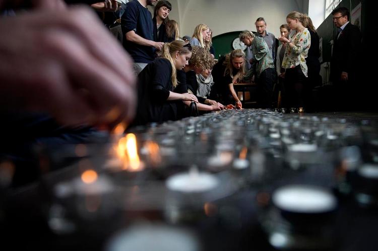 solidaritet. Studerende ved Københavns Universitet efterlyser efter en massakre i Kenya mere støtte til studerende, der udsættes for overgreb. I går tændte de 148 lys for at mindes de dræbte. 
