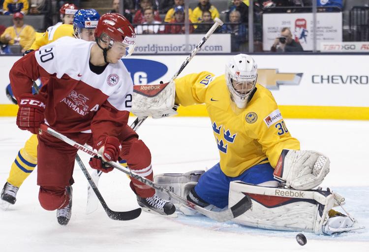 DEBUTANT. På ungdomslandsholdene har Mads Eller (tv.) spillet masser af kampe, som her under junior-VM mod Sverige, men nu er han også A-landsholdsspiller. 