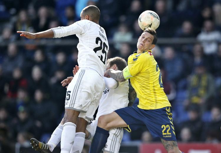 Nærkamp. FCKs Mathias Zanka Jørgensen og Brøndbys Daniel Agger.havde flere dueller i den ellers halvtriste forestilling på Brøndby Stadion. 