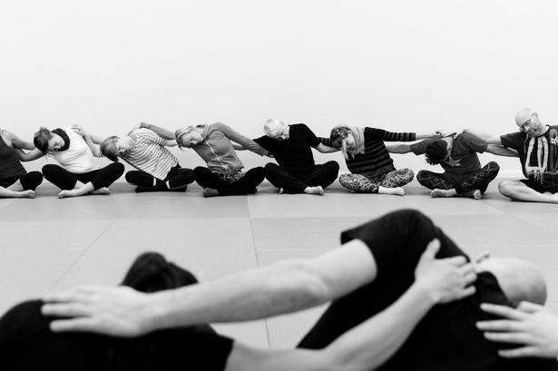 TILLID. Inden akrobatikken, varmer man op og vænner sig til at arbejde med sidemanden. 