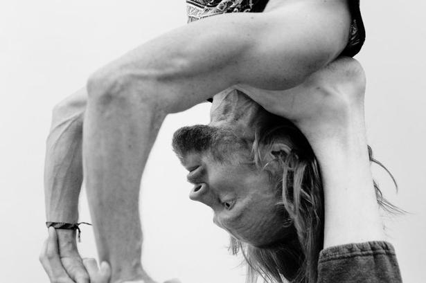 Omvendt. Den ene skal være 'flyer' og den anden 'base', når par-delen af akroyoga går i gang. 