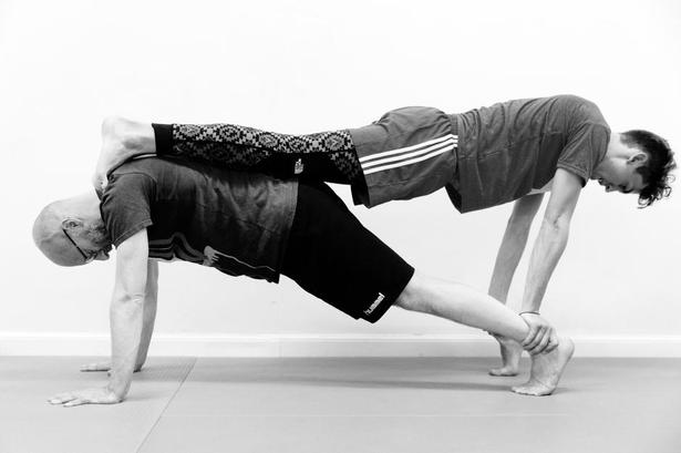 DOBBELT-OP. Planken - men nu i to etager er en af de indledende øvelser. 