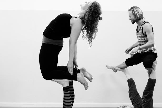 FUNDAMENT. Bemærk den rette vinkel i hoften hos den nederste, basen. Ved  at 'stable knoglerne' kan man spare på kræfterne. 