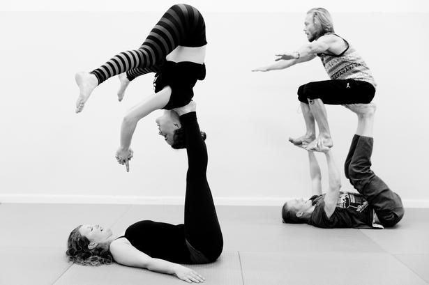 VASKEMASKINEN. Dygtige udøvere laver avancerede serier, hvor den ene absurde position roligt glider over i den næste. 