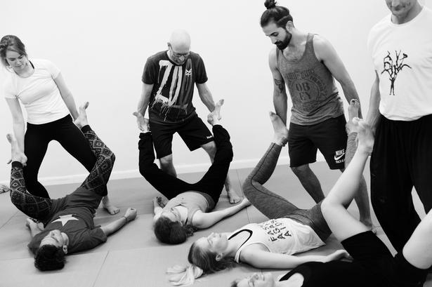 MASSAGE. Akroyoga slutter oftest med thaimassage, en lille belønning til kroppen og endnu en måde at lære sig selv og partneren at kende på. 