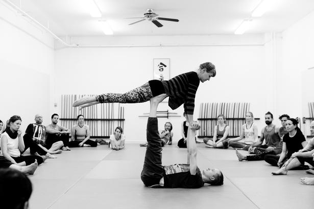 BIRD. Den vigtigste udgangsposition, der minder om, hvad mange har leget med deres børn. 