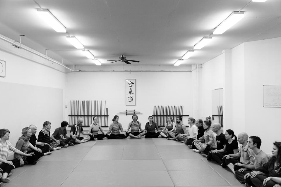VINTERHI. Akroyoga rykker indendørs til denne aikido-træningssal i København om vinteren. Men alle glæder sig til at indtage parkerne snart. 