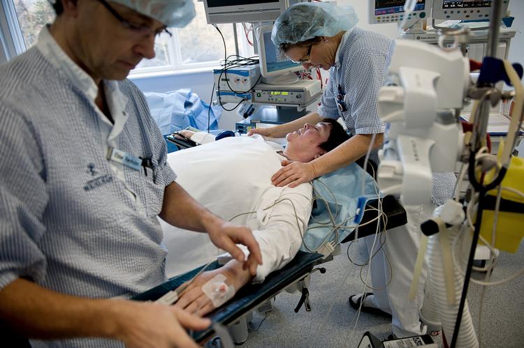 Operation. Danskere med sundhedsforsikringer har nydt godt af hurtige knæ-, hofte- og fedmeoperationer, men den generelle sundhedstilstand er ikke forbedret efter ti års VK-styre, mener Socialdemokraterne. 