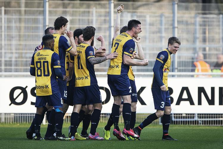 Jubi. Hobro IK jubler efter deres scoring til 2-1. 
