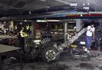 Eksplosion. Thailandske efterforskere undersøges vraget efter en bilbombe i et indkøbscenter i går . 