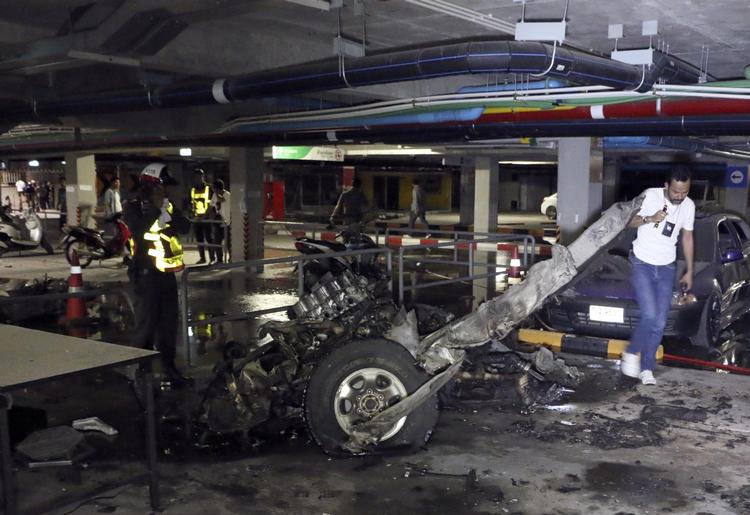 Eksplosion. Thailandske efterforskere undersøges vraget efter en bilbombe i et indkøbscenter i går . 
