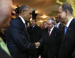 Håndtryk. På dette billede, stillet til rådighed af det panamanske præsidentskab ved Summit of Americas, ses Barack Obama, der trykker hånd med Cubas præsident Raul Castro. Til højre i billedet FN's generalsekretær Ban Ki-moon. 