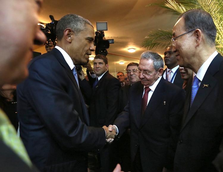 Håndtryk. På dette billede, stillet til rådighed af det panamanske præsidentskab ved Summit of Americas, ses Barack Obama, der trykker hånd med Cubas præsident Raul Castro. Til højre i billedet FN's generalsekretær Ban Ki-moon. 