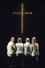 Familie. Morten Burian, Stine Schröder  Jensen, Finn Nielsen og Petrine Agger er gudeløse og frustrerede som en gennemsitlig dansk familie i 'En engel gennem stuen'. 