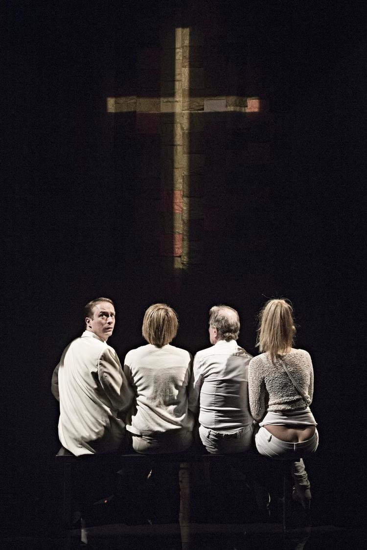 Familie. Morten Burian, Stine Schröder  Jensen, Finn Nielsen og Petrine Agger er gudeløse og frustrerede som en gennemsitlig dansk familie i 'En engel gennem stuen'. 