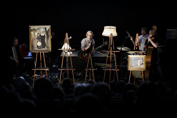 KUNSTKONCERT. Søren Mølstrøm optrådte torsdag aften i et auditorium på kunsthistoriestudiet på Københavns Universitet, hvor han og bandet satte strøm til guldaldermalerier. Foto: Miriam Dalsgaard 
