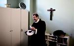 Dagorden. Kristendommen er blevet varmt politisk stof. Her forbereder præst Jesper Strange i Vor Frue Kirke sig på fredagens formiddagsgudstjeneste. 