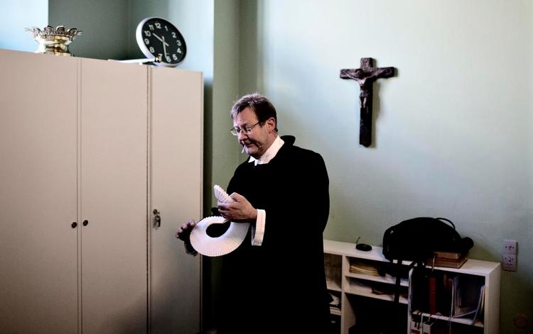 Dagorden. Kristendommen er blevet varmt politisk stof. Her forbereder præst Jesper Strange i Vor Frue Kirke sig på fredagens formiddagsgudstjeneste. 