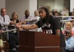 KRAV. Muhiyidin D'Baha taler til byrådet i North Charleston, men får ikke sit krav om at give en borgergruppe lov at indstævne betjente opfyldt lige nu - og advarer derfor om, at 'modstandsfasen' i North Charleston begynder i morgen. 