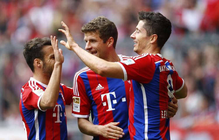 3-0. Bayern Münchens første to mål blev scoret af Robert Lewandowski (th.), inden Thomas Müller (i midten) gjorde det til 3-0. 