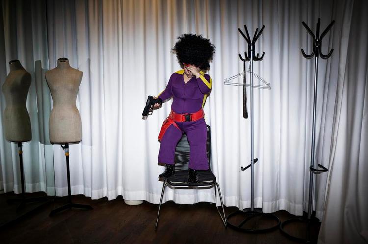 Superhelten. »Jeg er faktisk en superhelt«, sagde Sigrid Husjord engang til en instruktør. Dengang følte hun, at hun næsten havde brug for magiske kræfter for at klare sig på de danske teaterscener. 