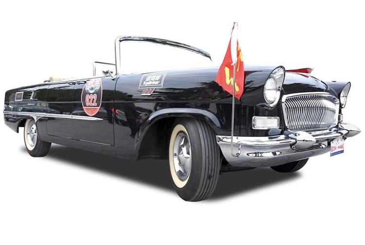 rødt flag. Hongqi betyder 'rødt flag'. Den første af de sorte limousiner kom i 1958, og projektet var sat i gang af Mao Zedong. 