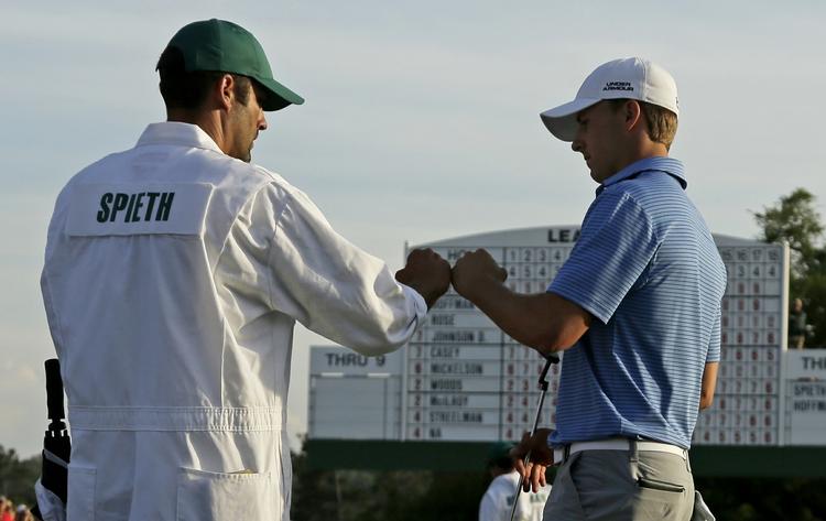 200. Med 200 slag er Jordan Spieth hjulpet af sin caddie Michael Greller 16 slag under par, hvilket er rekord for de første 54 huller i Masters. 