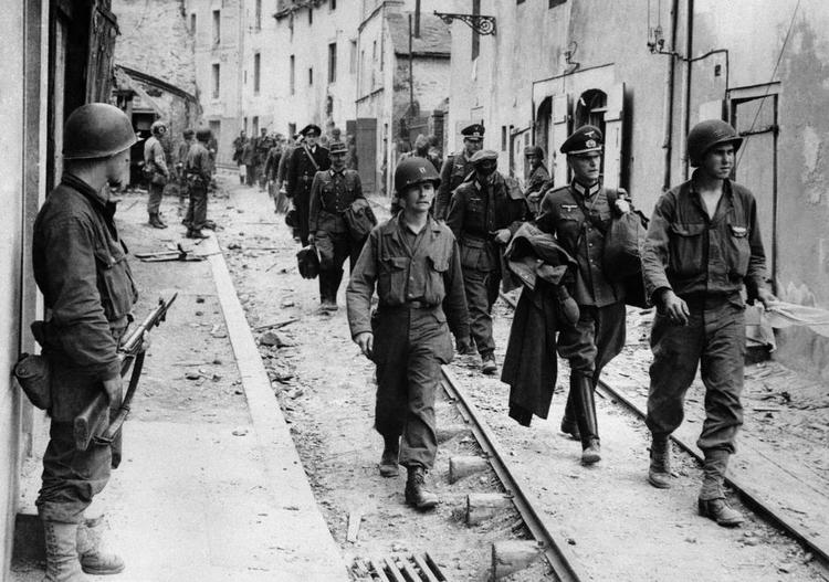 Bombetomt. Nazisterne forlader den historiske fæstningsby Saint-Malo i august 1944. Da er byen lagt øde af de allieredes bombardementer. 