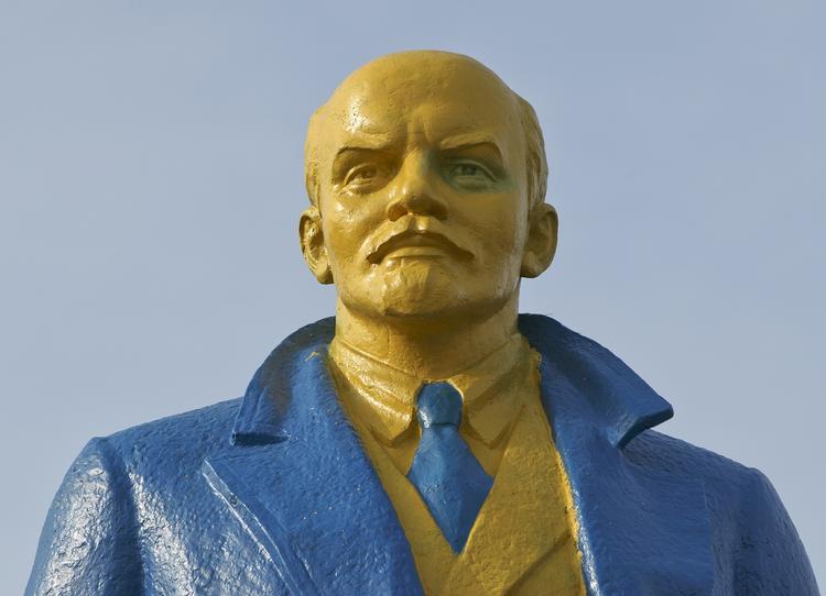 STRID. Ukraine forbyder nu symboler fra kommunisttiden. Her er en Leninstatue malet i de ukrainske farver. 