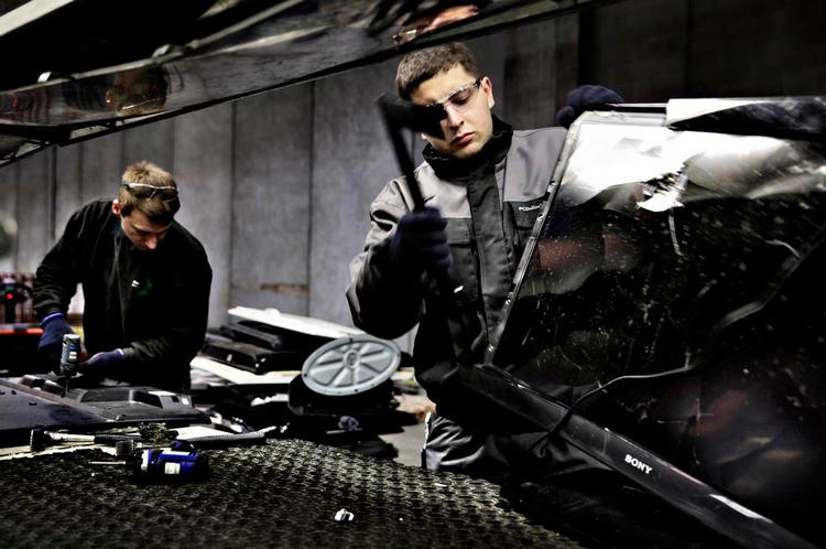 Genbrug. Thomas Jensen (tv.) og Lukas Hansen skal snart omskoles til andet arbejde på Danweee. Skrotfirmaet får en avanceret maskine, der kan skills gamle fladskærme ad hurtigere og mere skånsomt. 