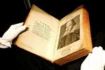 FØRSTEUDGAVE. Efter William Shakespeares død blev hans stykker samlet i en bog, hvis førsteudgaver vurderes at være op mod 40 mio. kr. værd. 