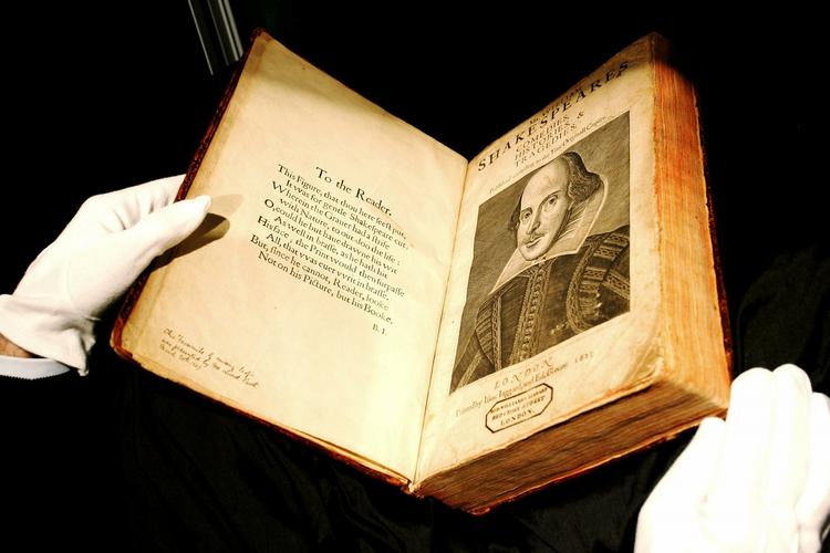 FØRSTEUDGAVE. Efter William Shakespeares død blev hans stykker samlet i en bog, hvis førsteudgaver vurderes at være op mod 40 mio. kr. værd. 