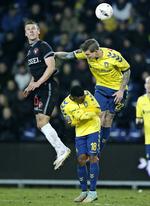 Duel. Martin Pusic (tv) i aktion i et luftslag med Daniel Agger fra Brøndby. 