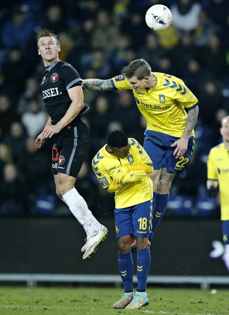 Duel. Martin Pusic (tv) i aktion i et luftslag med Daniel Agger fra Brøndby. 