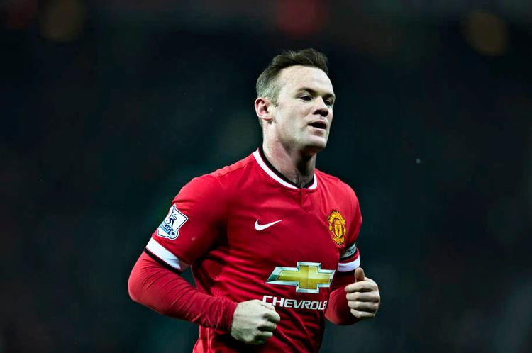 LOKALOPGØR. Wayne Rooney spiller en af sæsonens helt store kampe i dag, når Manchesters to store fodboldklubber mødes. 