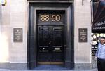 GERNINGSSTED. Indgangen til Hatton Garden-selskabet, hvor juvelerer og andre kunne efterlade deres ædelsten i værdibokse i virksomhedens store sikkerhedsboks. 
