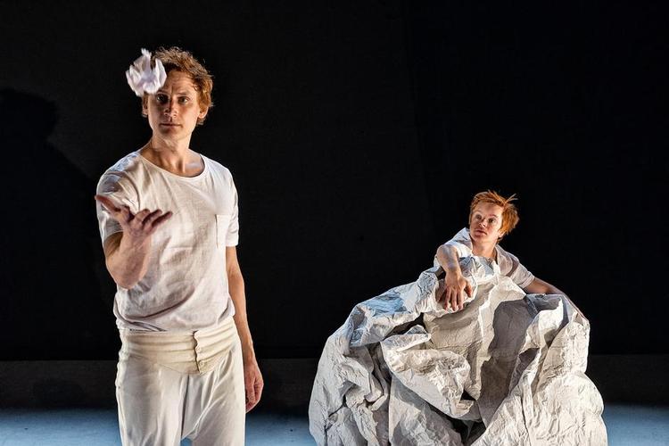 Sansenumre. Stor og lille kredser de to nycirkusgutter Samuel Gustavsson og Petter Wadsten rundt om hinanden i en sag om 'månestoksforhold'. 