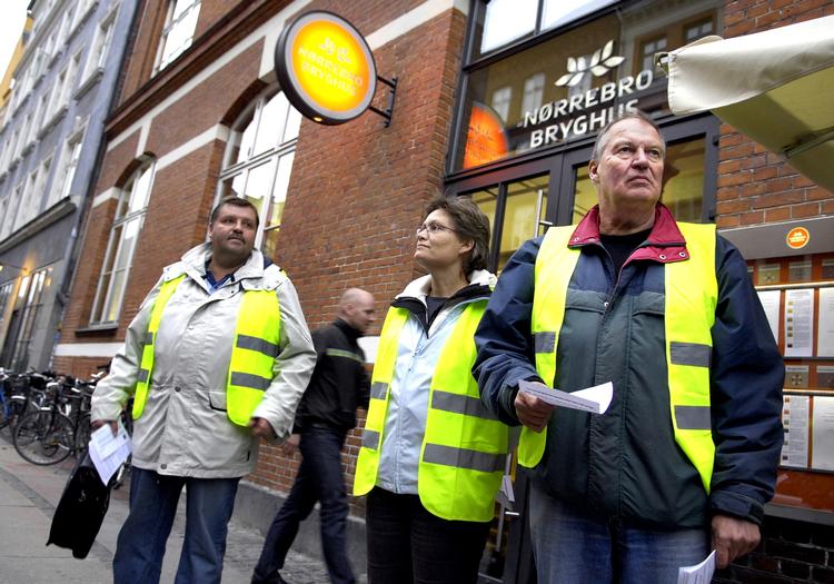 Overenskomst. 3F demonstrerer foran Nørrebro Bryghus. Mange ansatte i restaurationsbranchen er studerende, som har et midlertidigt job og ikke ser noget behov for at organisere sig. 