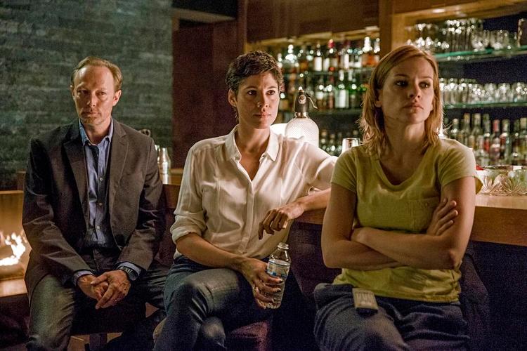 Fyraften. Da skurken er fanget og efterforskerne samles for at gense deres indsats på tv, ved vi andre stadig ikke, hvad seriens historie ville os. 