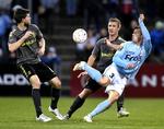 Brøndby-sejr. Marvin Pourie (th)  forsøger at snyde Martin Ørnskov og Martin Albrechtsen. 