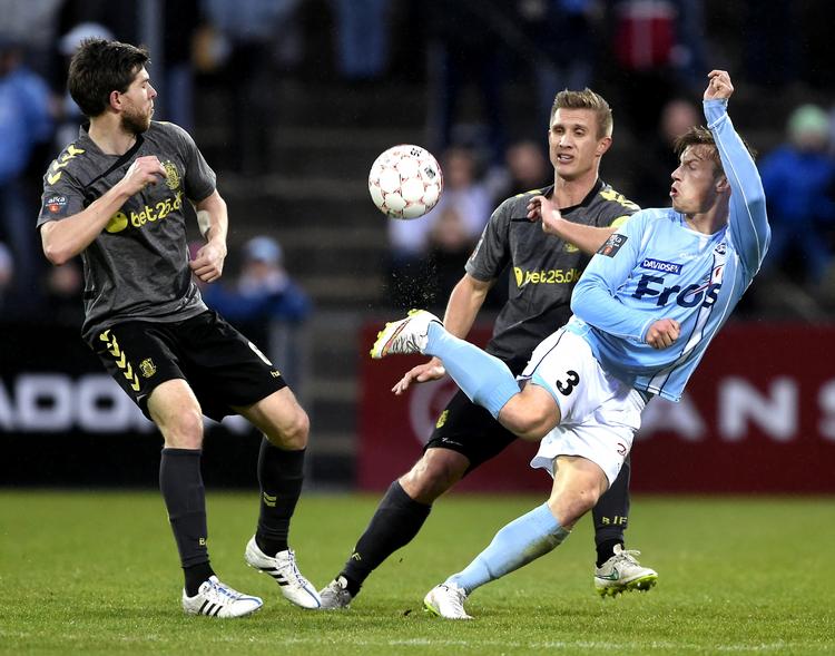 Brøndby-sejr. Marvin Pourie (th)  forsøger at snyde Martin Ørnskov og Martin Albrechtsen. 