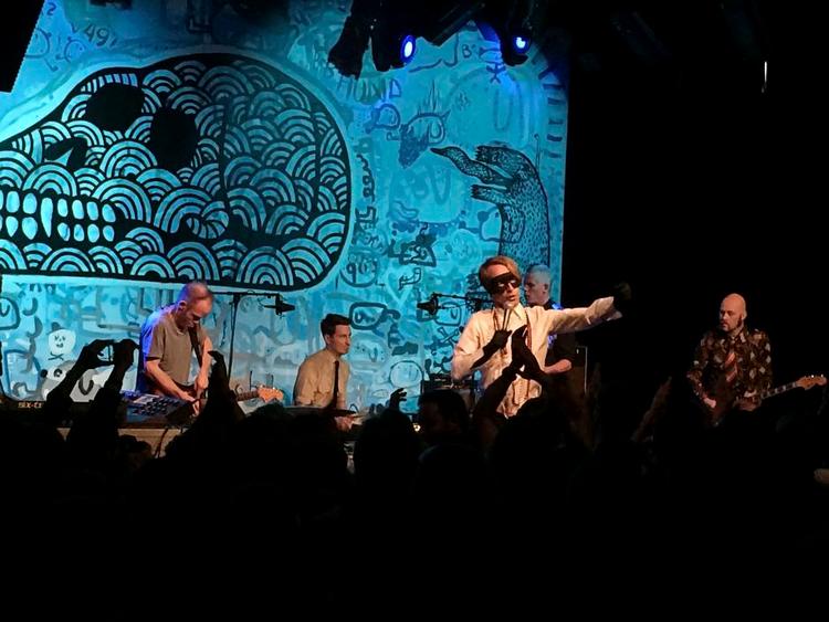 Instrumentløse. bob hund har solgt deres instrumenter og opgivet den traditionelle forestilling om et rockband. Lørdag bød de på øl og videoinstallationer, men også en højintens rockkoncert. 