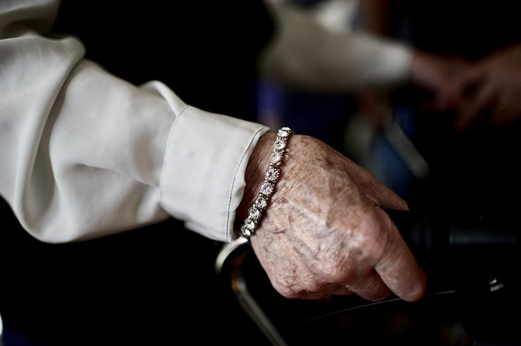 Alene. Ældre og svage har ikke et retskrav på at få en ledsager med, når de skal til lægen eller på hospitalet. 