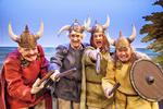 Seniorer. Niels Olsen, Søren Pilmark, Henrik Kofoed og Asger Reher har skruet tiden tilbage til Harald Blowtans tid - og jo, kvartetten kan sit kram, men pointerne i årets show går med ganstativ. 